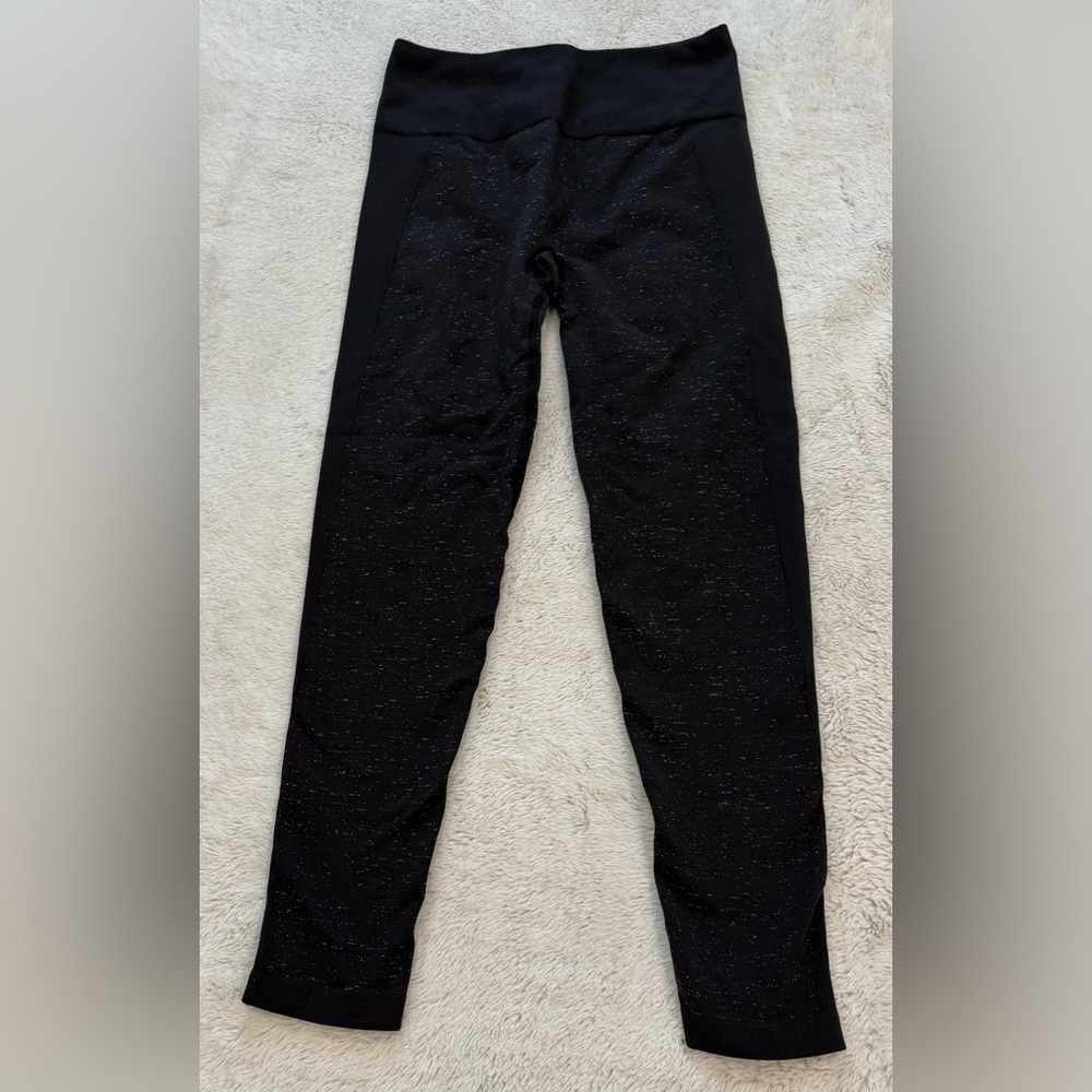 **Lululemon Free to Flow Leggings – Black with White Specks**